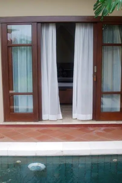 Photo of a sliding door for the pool area at villa semana