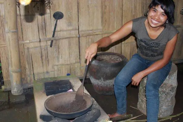 Photo of a woman frying a coffee beans