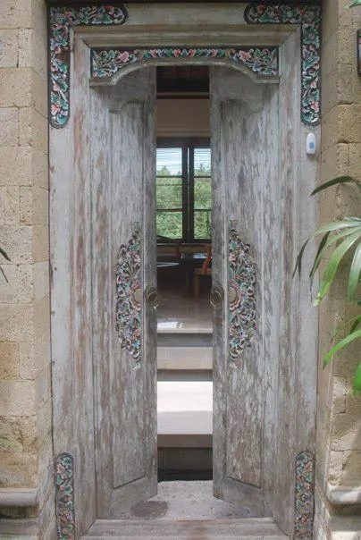 Photo of main door of villa semana